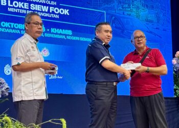 ANTHONY Loke Siew Fook ketika menyampaikan Bantuan Khas Kewangan kepada pemandu teksi, kereta sewa dan bas sekolah di Dewan MBS di Seremban hari ini.- UTUSAN / NOR SHAFIQAH MOHD. GHAZALI