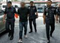 SUSPEK dibawa ke Mahkamah Majistret Seremban baru-baru ini bagi permohonan reman terhadapnya.-UTUSAN/MOHD. SHAHJEHAN MAAMIN.