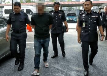 SUSPEK dibawa ke Mahkamah Majistret Seremban baru-baru ini bagi permohonan reman terhadapnya.-UTUSAN/MOHD. SHAHJEHAN MAAMIN.