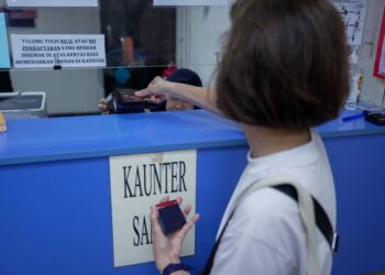 GUNAKAN kad kredit untuk perbelanjaan yang benar-benar diperlukan dan bukannya semata-mata untuk memenuhi keinginan.