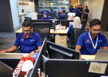 PEKERJAAN yang menawarkan gaji permulaan tetapi tiada kemajuan selepas beberapa tahun boleh mengekalkan seseorang dalam pasaran buruh tanpa memperbaiki taraf hidupnya. - GAMBAR HIASAN