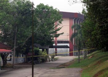 PEMBUAT polisi, pelaksana, pihak keluarga serta seisi warga masyarakat perlu sama-sama memikirkan penyelesaian yang lebih ampuh dalam isu ini.
Seorang remaja lelaki berusia 16 tahun direman enam hari bagi membantu siasatan kes bunuh seorang pelajar perempuan sebaya yang ditemukan tidak sedarkan diri dan berlumuran darah di sebuah sekolah di Yong Peng, semalam.

--fotoBERNAMA (2026) HAK CIPTA TERPELIHARA