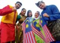 KEMAJUAN menuntut keterbukaan tanpa rasa malu terhadap bahasa, budaya dan jati diri sendiri.