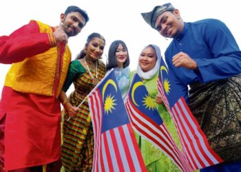 KEMAJUAN menuntut keterbukaan tanpa rasa malu terhadap bahasa, budaya dan jati diri sendiri.