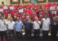 ANTHONY Loke Siew Fook bersama pemandu teksi, kereta sewa dan bas sekolah yang menerima RM1,000 pada Majlis Pemberian Bantuan Khas Kewangan di Auditorium Kompleks CMI, Ayer Keroh, Melaka hari ini. - UTUSAN/AMRAN MULUP
