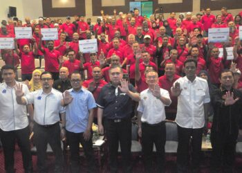 ANTHONY Loke Siew Fook bersama pemandu teksi, kereta sewa dan bas sekolah yang menerima RM1,000 pada Majlis Pemberian Bantuan Khas Kewangan di Auditorium Kompleks CMI, Ayer Keroh, Melaka hari ini. - UTUSAN/AMRAN MULUP