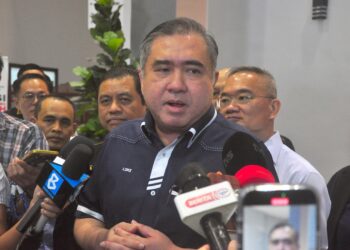 ANTHONY Loke Siew Fook ditemui pemberita selepas menyampaikan Pemberian Bantuan Khas Kewangan kepada Pemandu Teksi, Kereta Sewa dan Bas Sekolah di Auditorium Kompleks CMI, Ayer Keroh. Melaka hari ini. - UTUSAN/AMRAN MULUP