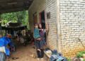 NURUL Wahida Kamarudin menunjukkan tempat pemasangan meter bekalan elektrik rumahnya di Felda Kota Gelanggi Dua di Jerantut, Pahang.