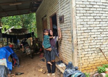 NURUL Wahida Kamarudin menunjukkan tempat pemasangan meter bekalan elektrik rumahnya di Felda Kota Gelanggi Dua di Jerantut, Pahang.