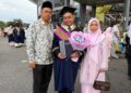 MUHAMMAD IZZAT bersama ayah dan ibunya selepas menerima Ijazah Sarjana Muda Perakaunan dengan Kepujian kelas pertama.