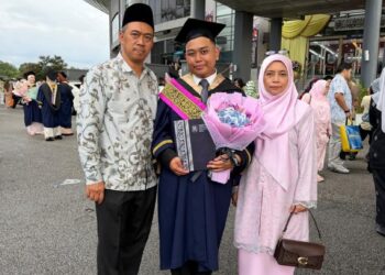 MUHAMMAD IZZAT bersama ayah dan ibunya selepas menerima Ijazah Sarjana Muda Perakaunan dengan Kepujian kelas pertama.
