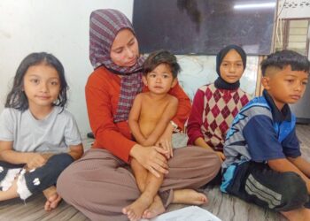NOR Syafiqah Ahmad memangku anaknya, Putra Ahmad Anaqi Mohamad Ikhwan yang menghidap penyakit jantung berlubang di rumah mereka di Taman Sejahtera Rakyat, Sungai Toh Pawang, Bedong, Sungai Petani.