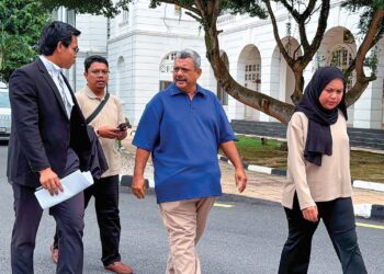 BAPA Muhammad Zaharif Affendi, Muhd. Zamrie Zainal Abidin (dua dari kanan) ketika hadir di Mahkamah Tinggi Ipoh, semalam.