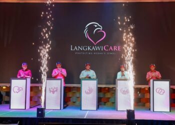 MUHAMMAD Sanusi Md. Nor (tengah) melancarkan Kempen Langkawi Care di Pantai Cenang di Langkawi, Kedah.
