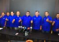 AB. Rauf Yusoh bersama calon (dari kiri) Ahmad Abdullah, Ahmad Norazril Abd.
Aziz, Hameed Mytheen Kunju Basheer, Mustafa Musa, Faizul Nizam Roslan, Abdul Razak Abdul Rahman, Mohd.
Noor Helmy Abdul Halem dan S.
Nadaraja selepas sidang akhbar di
MITC, Melaka. - UTUSAN/AMRAN
MULUP