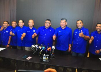 AB. Rauf Yusoh bersama calon (dari kiri) Ahmad Abdullah, Ahmad Norazril Abd.
Aziz, Hameed Mytheen Kunju Basheer, Mustafa Musa, Faizul Nizam Roslan, Abdul Razak Abdul Rahman, Mohd.
Noor Helmy Abdul Halem dan S.
Nadaraja selepas sidang akhbar di
MITC, Melaka. - UTUSAN/AMRAN
MULUP