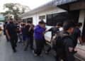 KESEMUA tertuduh dikawal anggota polis ketika dihadapkan atas pertuduhan membunuh di Mahkamah Majistret Gurun, hari ini. - UTUSAN/ SHAHIR NOORDIN