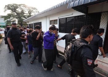 KESEMUA tertuduh dikawal anggota polis ketika dihadapkan atas pertuduhan membunuh di Mahkamah Majistret Gurun, hari ini. - UTUSAN/ SHAHIR NOORDIN