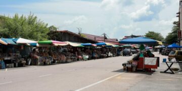 ZON Bebas Cukai Rantau Panjang, Kelantan dijangka kembali rancak apabila kerajaan bersetuju menyambung Laluan Rel Pantai Timur (ECRL) ke kawasan itu. - GAMBAR FAIL.