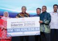 AHMAD Zahid Hamidi menyerahkan replika cek agihan kepada wakil penerima pada majlis Pengisytiharan Keuntungan Boleh Agih Interim 2/2026 Projek-Projek Peserta Felcra di  Ayer Keroh, semalam. Turut hadir, Timbalan Menteri Kemajuan Desa dan Wilayah, Datuk Rubiah Wang dan Pengerusi Felcra, Datuk Seri Ahmad Jazlan Yaakub (dua dari kanan).