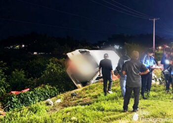 VAN membawa tujuh pegawai jabatan imigresen terbalik di Tamparuli.