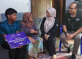 NORLIZA Abdul Rahim (dua dari kanan) berbual dengan keluarga Muhammad Farish Mohamad Fadzil (kiri) ketika menyampaikan dokumen tawaran Biasiswa Anak eKasih PTPTN (BAeK PTPTN). – UTUSAN/DANIAL SAAD
