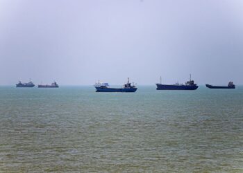 IRAN menafikan membuat tawaran untuk membuka semula Selat Hormuz yang ditutup sejak 28 Februari. - AFP