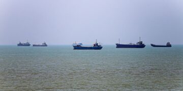 IRAN menafikan membuat tawaran untuk membuka semula Selat Hormuz yang ditutup sejak 28 Februari. - AFP
