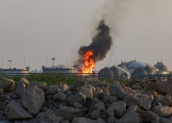 API marak di sebuah kemudahan milik syarikat minyak gergasi Arab Saudi, Aramco di selatan Riyadh dalam serangan pada 3 Oktober lalu.-AFP