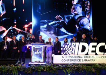 TAN Sri Abang Johari Tun Openg (lima dari kiri) melancarkan Persidangan Ekonomi Digital Antarabangsa Sarawak (IDECS) 2026 di Pusat Konvensyen Borneo Kuching (BCCK), di sini semalam.