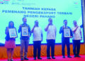 MOHAMAD Nizar Najib (tiga dari kanan) bergambar bersama penerima Anugerah Pemenang Pengeksport Terbaik Negeri Pahang pada program Hari Eksport Pahang 2026 di Hotel Grand Darul Makmur di Kuantan, Pahang, semalam.