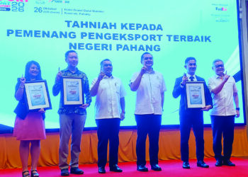 MOHAMAD Nizar Najib (tiga dari kanan) bergambar bersama penerima Anugerah Pemenang Pengeksport Terbaik Negeri Pahang pada program Hari Eksport Pahang 2026 di Hotel Grand Darul Makmur di Kuantan, Pahang, semalam.