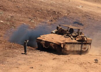 GAMBAR dari Galilee Hulu di utara Israel menunjukkan sebuah kereta kebal tentera rejim diletakkan di sepanjang sempadan Israel-Lubnan.- AFP