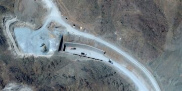 AMERIKA Syarikat (AS) akan menggunakan ibu segala bom bagi memusnahkan loji nuklear Iran. - AFP