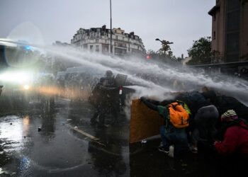 MERIAM air disembur ke arah para penunjuk perasaan  di Paris kelmarin. - AFP