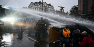 MERIAM air disembur ke arah para penunjuk perasaan  di Paris kelmarin. - AFP