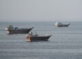 KAPAL- kapal berlabuh di perairan pantai Khasab, di wilayah Musandam, Oman berhampiran Selat Hormuz.- AFP