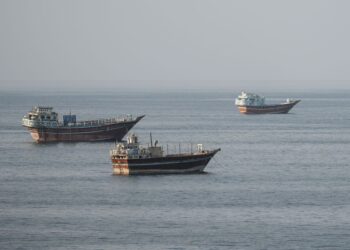KAPAL- kapal berlabuh di perairan pantai Khasab, di wilayah Musandam, Oman berhampiran Selat Hormuz.- AFP
