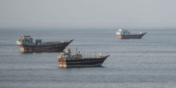 KAPAL- kapal berlabuh di perairan pantai Khasab, di wilayah Musandam, Oman berhampiran Selat Hormuz.- AFP