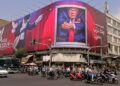 PAPAN iklan memaparkan Presiden Amerika Syarikat (AS), Donald Trump, di dalam sebuah kontena yang dipasang pada bangunan di sepanjang jalan di pusat bandar Teheran.- AFP