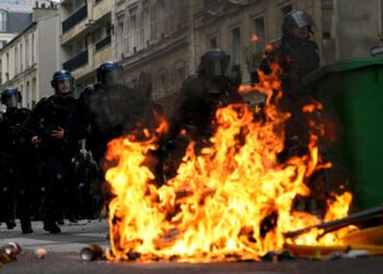 POLIS Perancis lengkap dengan peralatan kawalan rusuhan berdepan penunjuk perasaan semasa demonstrasi pelajar di Paris.- AFP