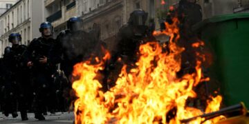 POLIS Perancis lengkap dengan peralatan kawalan rusuhan berdepan penunjuk perasaan semasa demonstrasi pelajar di Paris.- AFP