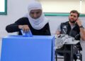SEORANG wanita membuang undi di sebuah pusat pengundian di perkampungan Druze, Daliyat al-Karmel di utara Israel.- AFP