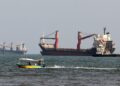 BEBERAPA kapal kelihatan di Selat Hormuz, berhampiran bandar pelabuhan Bandar Abbas di selatan Iran.- AFP