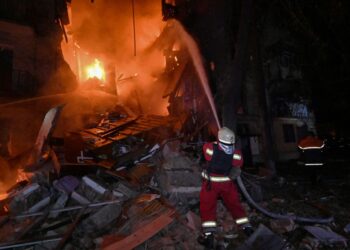 ANGGOTA bomba Ukraine memadamkan kebakaran di lokasi serangan dron Russia yang menyasarkan sebuah bangunan kediaman bertingkat di Kharkiv. - AFP