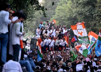 PEMBANGKANG dan penunjuk perasaan berhimpun semasa demonstrasi menuntut peletakan jawatan Ketua Pesuruhjaya Pilihan Raya, Gyanesh Kumar, di New Delhi, Isnin lalu.- AFP