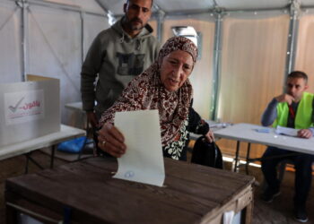 SEORANG wanita membuang undi di pusat pengundian semasa pilihan raya perbandaran di Deir el-Balah, tengah Gaza, pada April lalu.- AFP