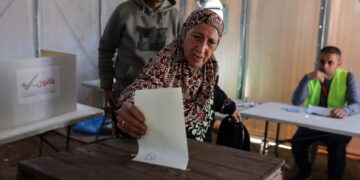 SEORANG wanita membuang undi di pusat pengundian semasa pilihan raya perbandaran di Deir el-Balah, tengah Gaza, pada April lalu.- AFP