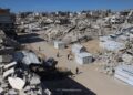HAMPIR keseluruhan bangunan musnah akibat serangan Israel di Gaza. - AFP