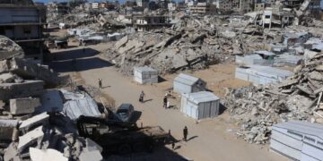 HAMPIR keseluruhan bangunan musnah akibat serangan Israel di Gaza. - AFP